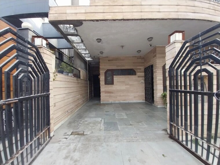 Balcony, sector 49 6 Bedroom 153 Sq.Mt. Independent House In Sector 49 Noida 10285665