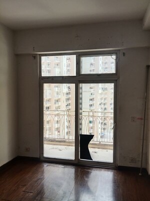 Room in 2.5 BHK Apartment at Mahagun Mywoods II, Sector 16c Greater Noida – for Rent