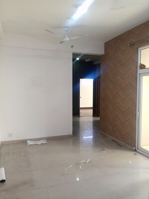 Room in 2.5 BHK Apartment at Mahagun Mywoods II, Sector 16c Greater Noida – for Rent