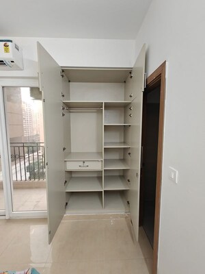 Room in 3 BHK Apartment at Sector 4 Greater Noida – for Rent