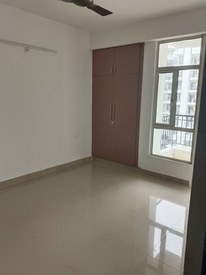 Room in 3 BHK Apartment at Sector 16c Greater Noida – for Rent