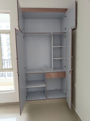 Room in 3 BHK Apartment at Sector 16c Greater Noida – for Rent