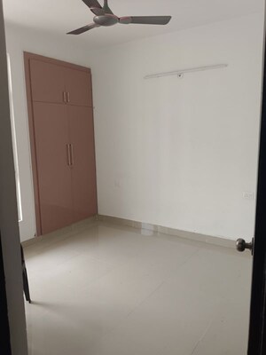 Room in 3 BHK Apartment at Sector 16c Greater Noida – for Rent