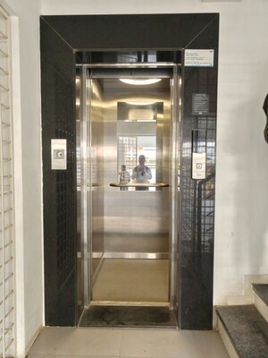 Lift in  Pg at Jagnade Chowk – for Rent