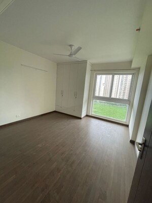 Room in 4 BHK Apartment at BPTP Mansions Park Prime, Sector 66 – for Rent