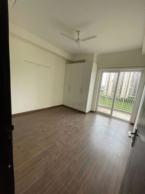 Room in 4 BHK Apartment at BPTP Mansions Park Prime, Sector 66 – for Rent