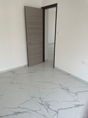 Room in 3 BHK Apartment at Mulund West – for Sale