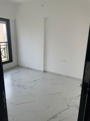 Room in 3 BHK Apartment at Mulund West – for Sale