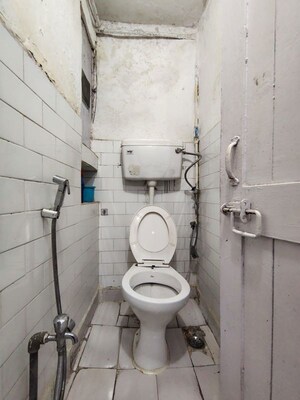Bathroom in 2 BHK Apartment at Ber Sarai – for Rent