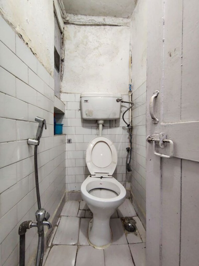 Bathroom, ber sarai 2 Bedroom 900 Sq.Ft. Apartment In Ber Sarai Delhi 10286410