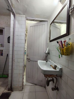 Bathroom in 2 BHK Apartment at Ber Sarai – for Rent