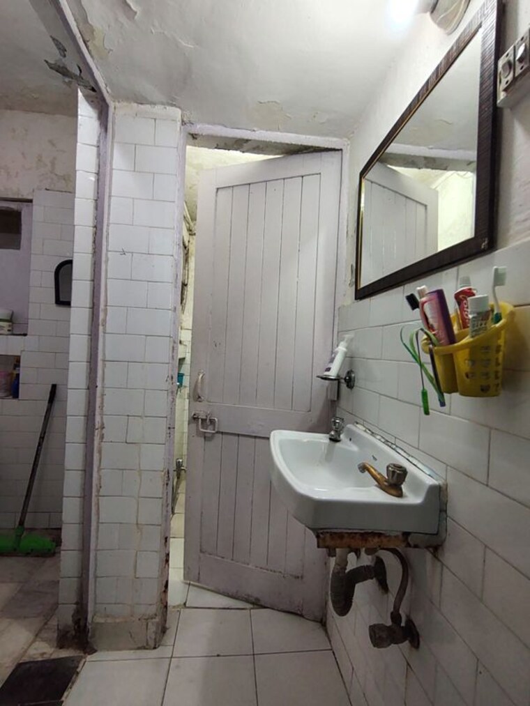 Bathroom, ber sarai 2 Bedroom 900 Sq.Ft. Apartment In Ber Sarai Delhi 10286410
