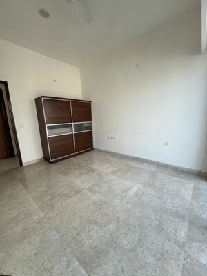 Room in 2 BHK Apartment at Indiabulls Blu, Worli – for Rent