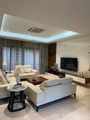 Team Area in 5 BHK Villa at Wazirganj – for Sale