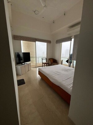 Room in 2 BHK Apartment at Indiabulls Blu, Worli – for Rent