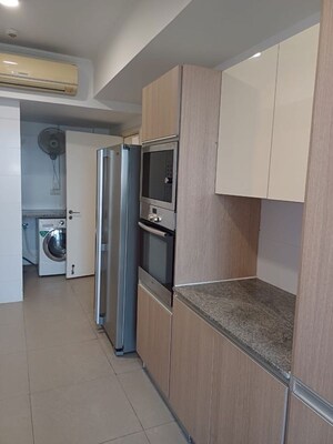 Room in 4 BHK Apartment at DLF Park Place, Sector 54 – for Sale