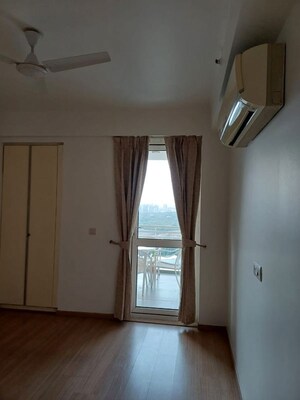 Room in 4 BHK Apartment at DLF Park Place, Sector 54 – for Sale