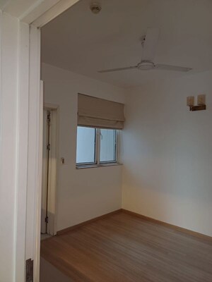 Room in 4 BHK Apartment at DLF Park Place, Sector 54 – for Sale