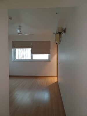 Room in 4 BHK Apartment at DLF Park Place, Sector 54 – for Sale