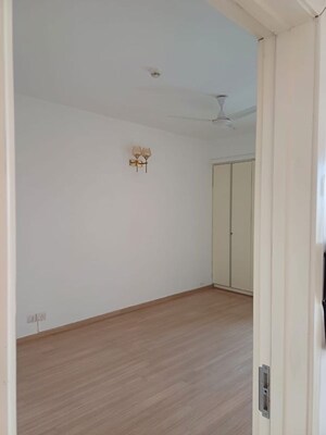 Room in 4 BHK Apartment at DLF Park Place, Sector 54 – for Sale