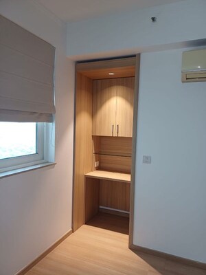 Room in 4 BHK Apartment at DLF Park Place, Sector 54 – for Sale