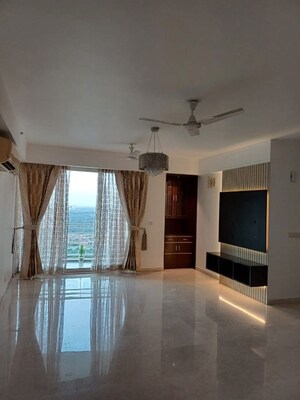 Room in 4 BHK Apartment at DLF Park Place, Sector 54 – for Sale