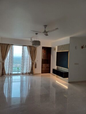 Room in 4 BHK Apartment at DLF Park Place, Sector 54 – for Sale