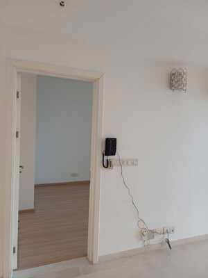 Room in 4 BHK Apartment at DLF Park Place, Sector 54 – for Sale