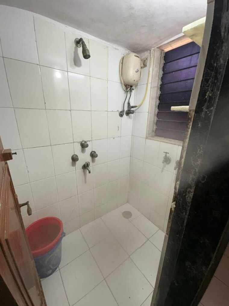 Bathroom, anand-milan-society 1 Bedroom 500 Sq.Ft. Apartment In Santacruz West Mumbai 10288011