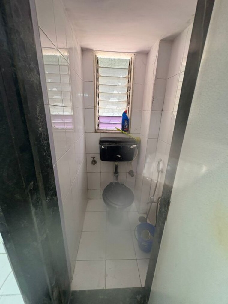 Bathroom, anand-milan-society 1 Bedroom 500 Sq.Ft. Apartment In Santacruz West Mumbai 10288011