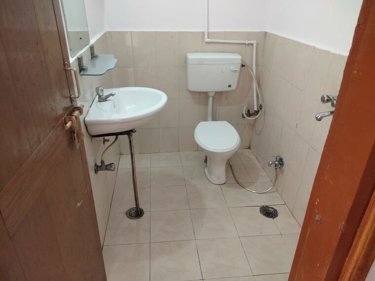 Bathroom, dlf-my-pad 3 Bedroom 1000 Sq.Ft. Independent House In Gomti Nagar Lucknow 10288315