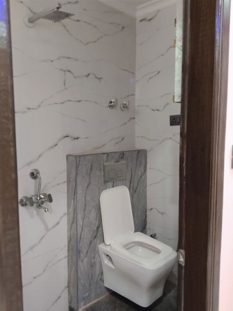 Bathroom, chattarpur 3.5 Bedroom 110 Sq.Yd. Builder Floor In Chattarpur Delhi 10288437