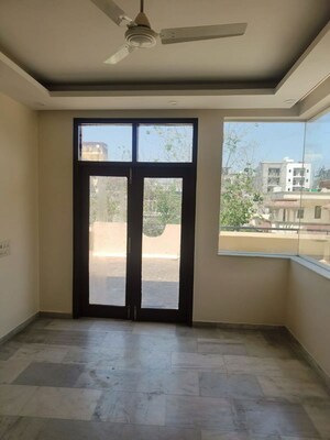 Room in 1 BHK Builder Floor at Dlf City Phase 3 – for Rent