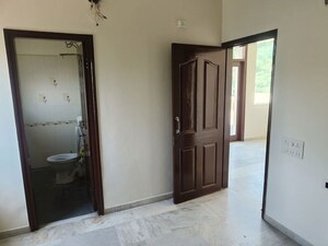 Room in 1 BHK Builder Floor at Dlf City Phase 3 – for Rent