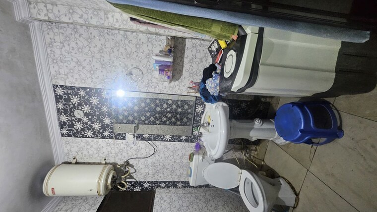 Washroom, dilshad colony 2 Bedroom 750 Sq.Ft. Apartment In Dilshad Colony Delhi 10288477