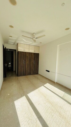 Room in 3 BHK Apartment at Rustomjee Oriana, Bandra East – for Rent