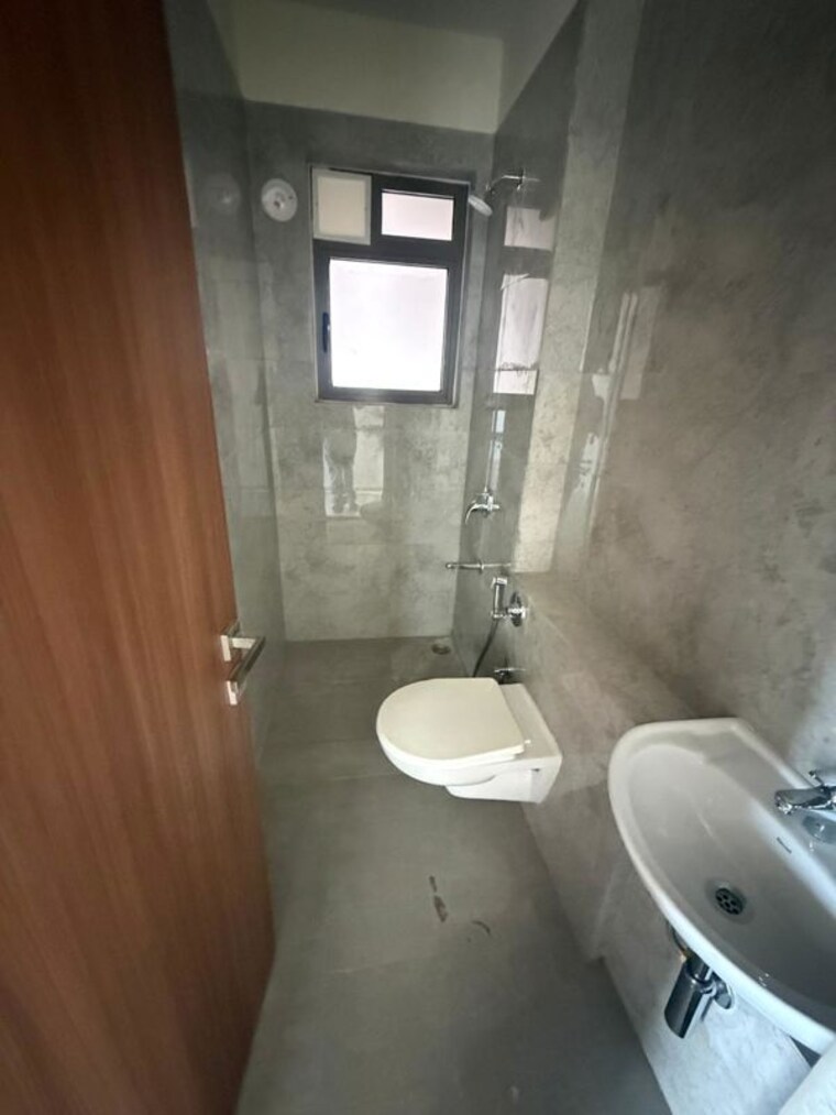 Bathroom, sheth-auris-bliss 2 Bedroom 677 Sq.Ft. Apartment In Malad West Mumbai 10288715