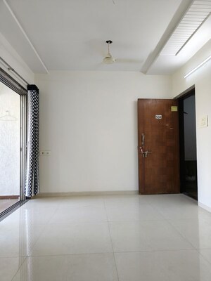 Furnished Amenities in 2 BHK Apartment at Rattan Icon, Seawoods Sector 50 – for Rent