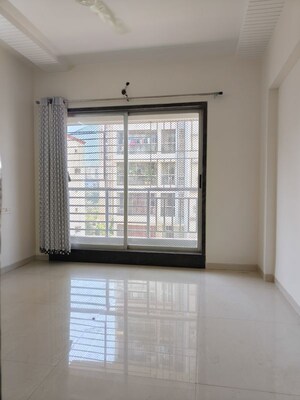 Room in 2 BHK Apartment at Rattan Icon, Seawoods Sector 50 – for Rent