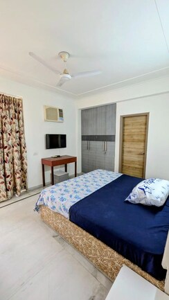 3 BHK + Servant Room Apartment For Rent in Sector 52