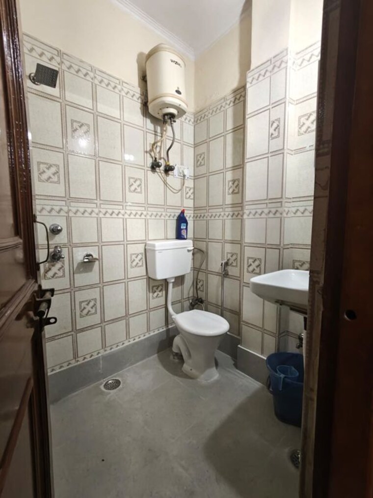 Bathroom, east of kailash 1 Bedroom 520 Sq.Ft. Builder Floor In East Of Kailash Delhi 10289182