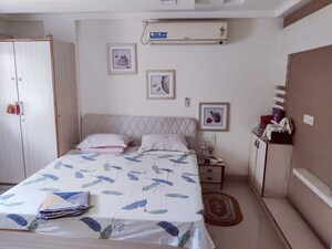 Room in 4 BHK Apartment at Ujwal Nagar – for Rent
