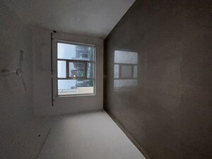 Room in 3.5 BHK Apartment at Paramount Floraville, Sector 137 – for Rent