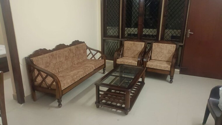 Living Room, ansal-time-square 3 Bedroom 300 Sq.Yd. Builder Floor In Sector 43 Gurgaon 10290249