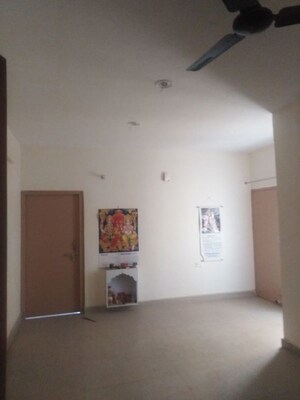 Room in 2 BHK Apartment at Gomti Nagar – for Rent