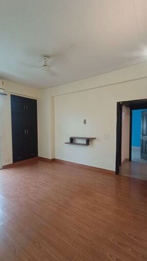 Room in 4 BHK Apartment at Parx Laureate, Sector 108 – for Rent