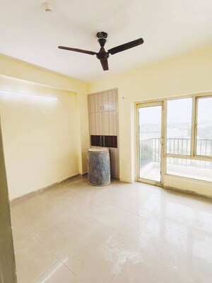 Room in 3 BHK Apartment at Gaur City 7th Avenue, Sector 4 Greater Noida – for Rent