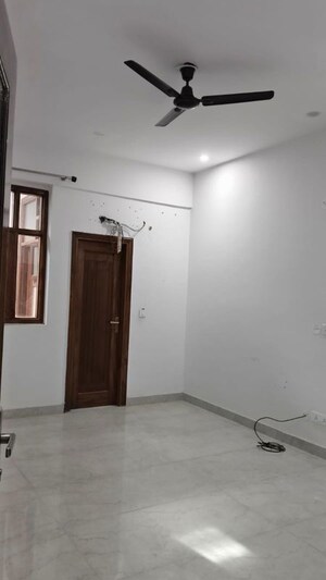 Room in 3 BHK Builder Floor at Tulip Mall, Sector 46 – for Rent