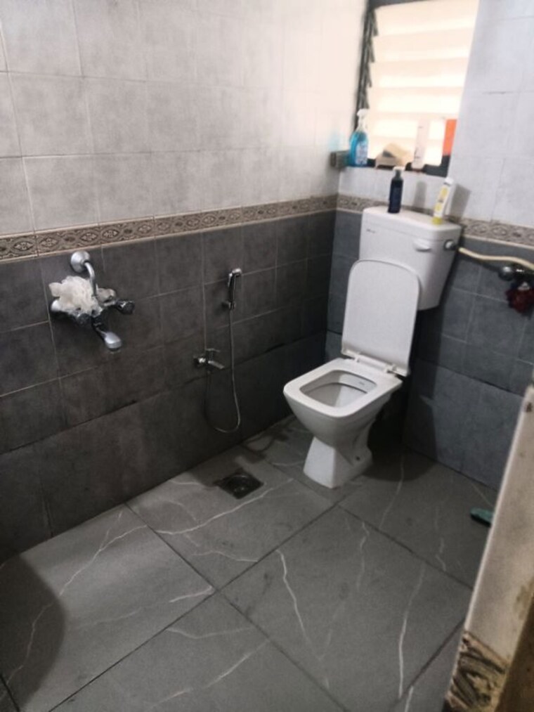 Bathroom, goel-ganga-geet-ganga 3 Bedroom 1500 Sq.Ft. Apartment In Aundh Pune 10290507