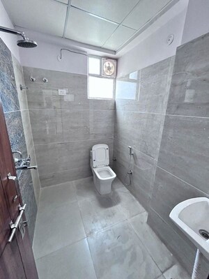 Bathroom in 4 BHK Apartment at Aastha Appartment, Mansarovar – for Rent